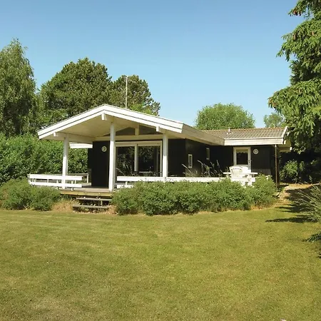 Three Bedroom Holiday In Feriehus Nordenbro Vesteregn
